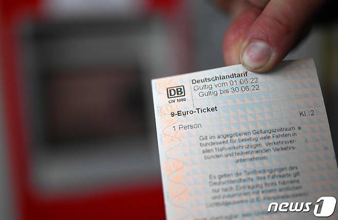 독일 정부가 지난 6월1일부터 3달간 실시하는 이른바 '9유로 티켓'. 한 달에 9유로(약 1만2000원)를 지불하면 전국에서 대중교통을 마음껏 이용할 수 있다.22.06.01 ⓒ AFP=뉴스1 ⓒ News1 김예슬 기자