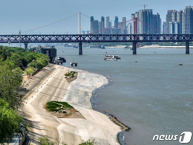 우한시에서 촬영한 양쯔강. 수위가 연중 최저 수준으로 낮아졌다. ⓒ 로이터=뉴스1 ⓒ News1 정윤영 기자