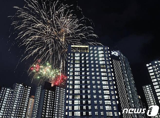 지난 10일 오후 9시쯤 광주 북구 우산동에 신축 중인 A아파트에서 열린 불꽃놀이 모습. 9월 입주를 앞두고 입주예정자회 주최로 2500여 전 세대의 전등을 켜는 점등식 행사가 열렸다. ⓒ News1