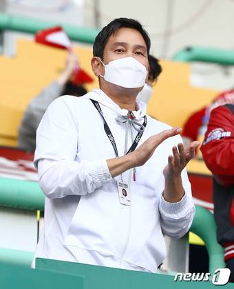 정용진 신세계그룹 부회장이 '2022 신한은행 SOL KBO 리그' KIA타이거즈와 SSG랜더스 경기를 관람하고 있는 모습(SSG랜더스 제공). 2022.4.9/뉴스1 ⓒ News1 김진환 기자