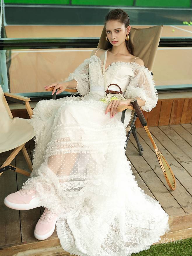 사진 : 에디터 조윤예, 드레스 올댓드레스, 포토그래퍼 우상권(스튜디오밥스), 모델 루카, 헤어 미영(보보리스) 메이크업 박소연(연화메이크업), 스타일리스트 박소현, 제품협찬 로제블랑, 롱샴, 마스카, 손정완, 발롱, 쟈니헤잇재즈, 핑거수트, 페어라이어, 휠라, 로케이션 W테니스