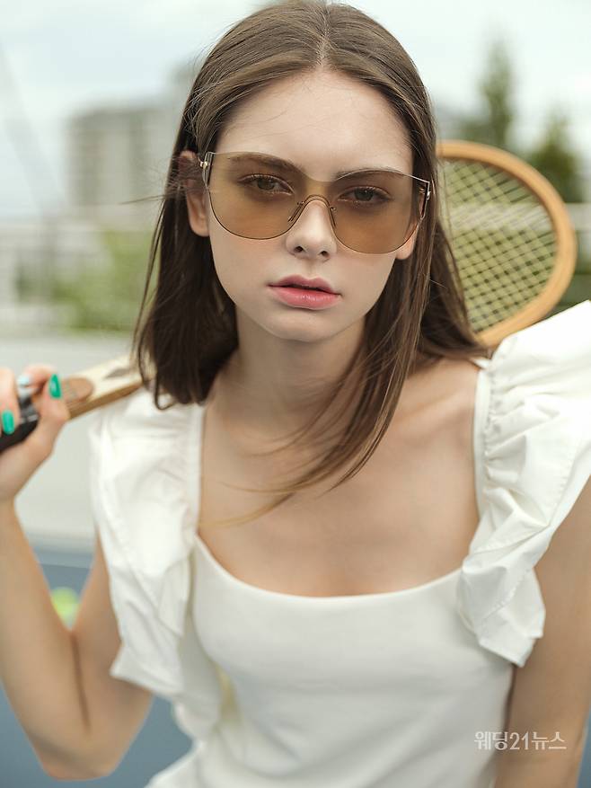사진 : 에디터 조윤예, 드레스 올댓드레스, 포토그래퍼 우상권(스튜디오밥스), 모델 루카, 헤어 미영(보보리스) 메이크업 박소연(연화메이크업), 스타일리스트 박소현, 제품협찬 로제블랑, 롱샴, 마스카, 손정완, 발롱, 쟈니헤잇재즈, 핑거수트, 페어라이어, 휠라, 로케이션 W테니스