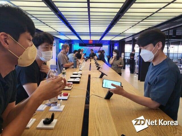 웨어러블&모바일 존에서 자유롭게 삼성전자의 스마트폰, 태블릿, 무선이어폰, 스마트워치 등의 제품을 체험해 볼 수 있다.(사진=지디넷코리아)