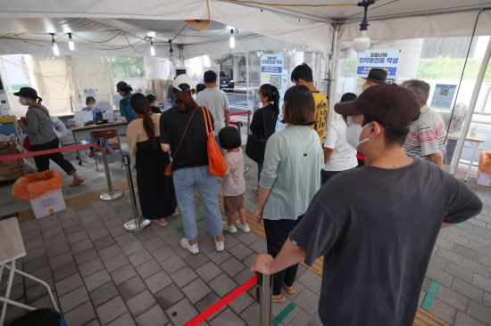 4일 오전 서울 마포구보건소에 마련된 선별진료소에서 시민들이 검사를 기다리며 줄을 서고 있다. (사진=연합뉴스)