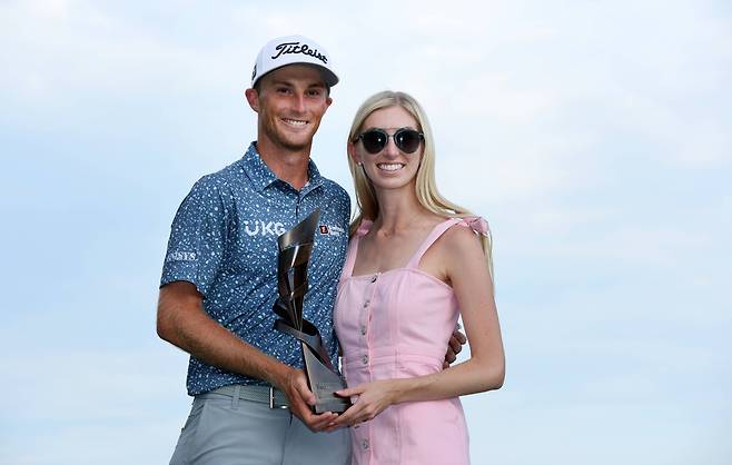 윌 잴러토리스(왼쪽)가 15일 미국 테네시주 TPC 사우스윈드에서 약혼녀 케이틀린 셀러스와 함께 PGA 투어 플레이오프 1차전 페덱스 세인트주드 챔피언십 우승 트로피를 들고 있다./AFP 연합뉴스