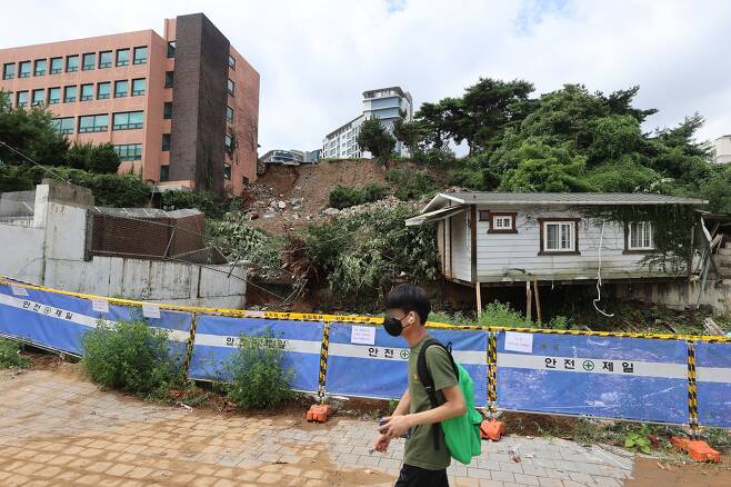 10일 오후 폭우로 토사가 무너져 내린 서울 동작구 경문고등학교 측면에 출입 통제 바리케이드가 세워져 있다./연합뉴스