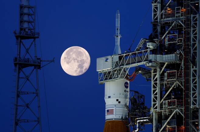 지난 6월 15일 미국 플로리다 케네디 우주센터 발사대에 보름달을 배경으로 서 있는 차세대 달 로켓 아르테미스 1호./로이터 뉴스1