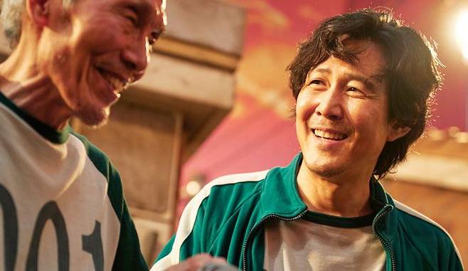 드라마 '오징어게임' 속 이정재(오른쪽)와 오영수. /넷플릭스