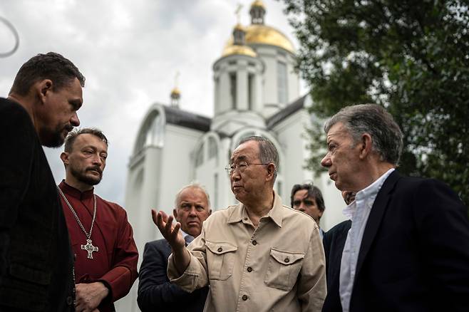 16일(현지 시각) 반기문(가운데) 전 유엔사무총장이 우크라이나 부차를 방문해 현장을 둘러보고 있다. /AP 연합뉴스