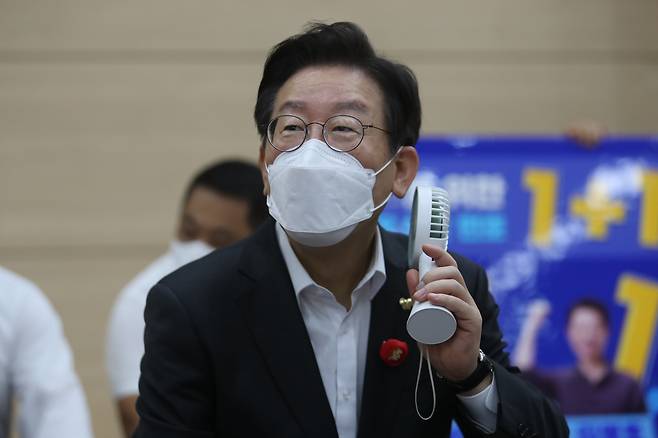 이재명 더불어민주당 당 대표 후보가 15일 순천대학교 산학협력관에서 열린 토크콘서트에 참석해 질의응답 시간을 갖으며 선풍기로 땀을 말리고 있다. /연합뉴스