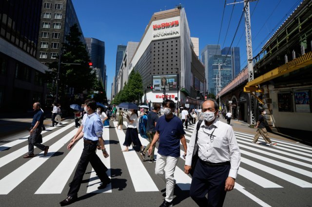 29일 일본 도쿄에서 코로나19 확산을 막기 위해 마스크를 쓴 사람들이 건널목을 건너고 있다. 2022.07.29. 도쿄=AP/뉴시스