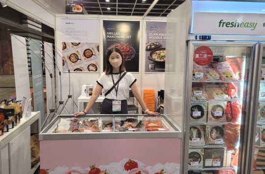지난 12일 홍콩 완차이구 홍콩컨벤션센터에 열린 '2022 HKTDC FOOD EXPO'에서 프레시지 직원이 제품을 소개하고 있다. <프레시지 제공>