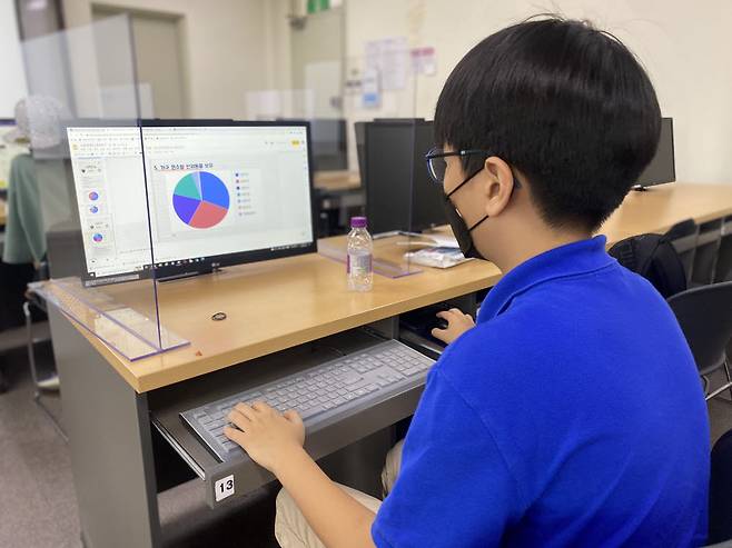 서울교대 인공지능교육연구센터와 함께하는 손쉽게 배우는 데이터과학 여름방학 캠프에서 한 초등학생이 데이터 시각화를 실습하고 있다.