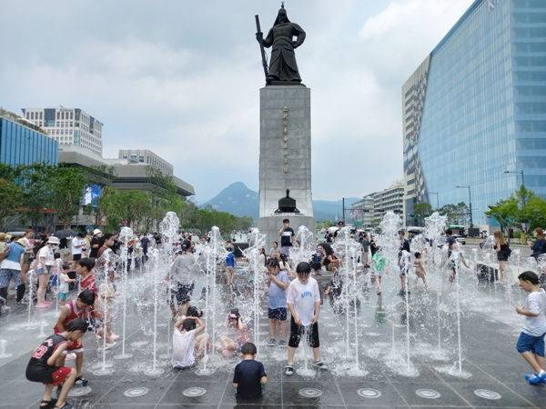 이순신 장군 동상 앞에 설치된 ‘명량분수’에서 아이들이 물놀이를 하고 있다.