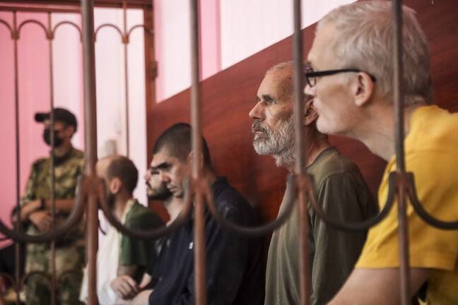 러시아의 우크라이나 침략에 맞서 참전한 외국인들이 15일 우크라이나 동부 도네츠크의 법정에 출석했다. 왼쪽부터 영국의 앤드루 힐, 딜런 힐, 크로아티아의 브예코슬라브 프레벡, 영국의 존 하딩, 스웨덴 마티아스 구스타프손. AP 연합뉴스