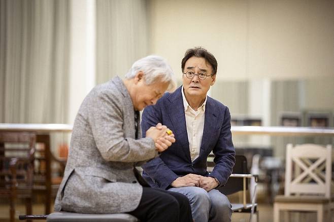 배우 서인석과 남명렬(오른쪽)이 한전아트센터 연습실에서 연극 <두 교황> 리허설을 하는 장면. <두 교황>은 영화보다 연극이 먼저였다. 에이콤 제공