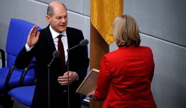 올라프 숄츠 독일 총리가 지난해 12월 베를린 연방의회에서 취임 선서를 하고 있다. 베를린/로이터 연합뉴스