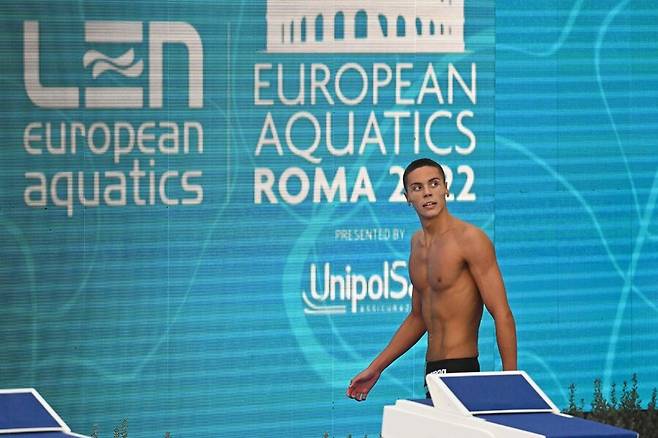루마니아의 다비드 포포비치가 15일(현지시각) 이탈리아 로마 포로 이탈리코에서 열린 2022 유럽수영선수권대회 남자 자유형 200m 결승을 우승한 뒤 유유히 걷고 있다. 로마/AFP 연합뉴스