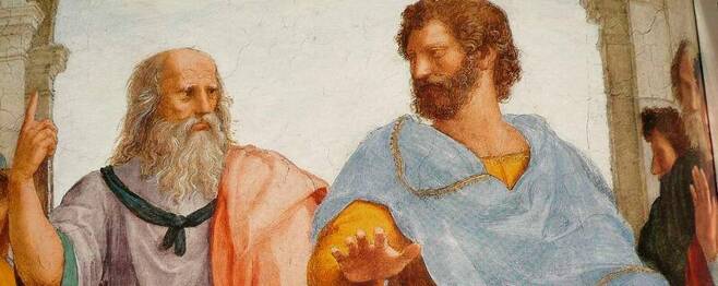 라파엘로의 <아테네 학당>(1511) 부분. 이상주의자 플라톤의 손은 하늘을 가리키고, 현실주의자 아리스토텔레스의 손은 땅을 가리킨다. 위키미디어 코먼스