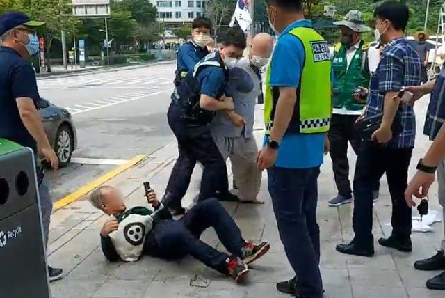 14일 서울 강남구 삼성동 봉은사 앞에서 스님들로부터 폭행을 당한 조계종 노조원이 바닥에 넘어져 있다. 뉴스1