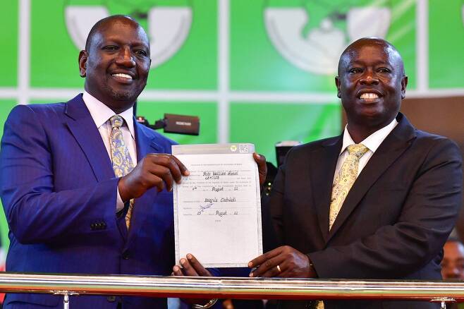케냐 대통령 선거에서 윌리엄 루토(55·왼쪽) 후보가 15일(현지시간) 당선됐다. 이날 루토 후보 나이로비 케냐 독립선거관리위원회(IEBC) 보마스에서 축하를 받고 있다. AFP=연합뉴스