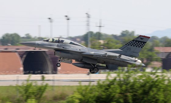 한·미 공군의 연합 항공 훈련인 '코리아 플라잉 트레이닝'(KFT)이 시작한 지난 5월 9일 오후 경기 평택 주한미군 오산공군기지에서 주한 미 공군의 F-16 전투기가 이륙하고 있다. 뉴스1