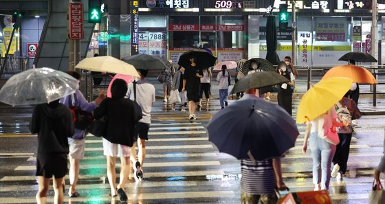 지난 15일 오후 서울 서초구 고속버스터미널 앞에서 우산 쓴 시민들이 발걸음을 옮기고 있다. 연합뉴스