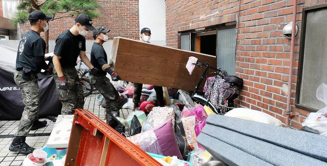 서울 관악구 저지대 침수 주택가에서 수해 복구 작업이 진행되고 있다. 뉴스1