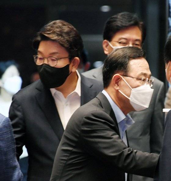 16일 오후 국회에서 열린 국민의힘 의원총회에서 주호영 비대위원장(우측)과 권성동 원내대표가 의원들과 악수를 하고있다. 김성룡 기자