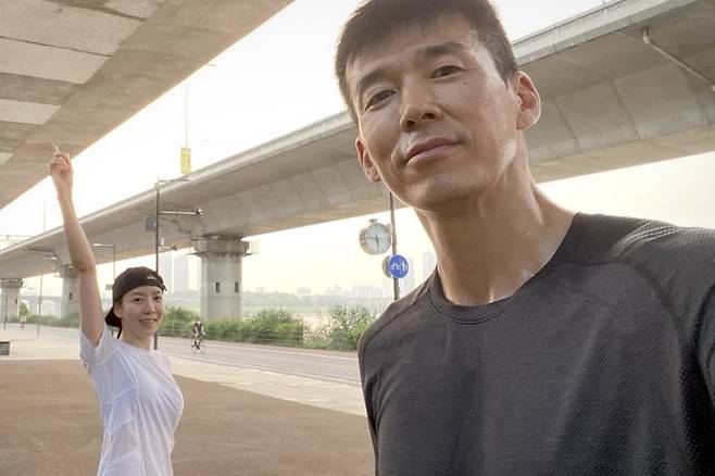 기부 마라톤 ‘2022 815런’에서 션과 함께 뛴 배우 윤세아. 사진 션 인스타그램 캡처