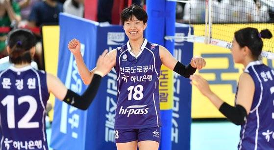 16일 순천 팔마체육관에서 열린 컵대회 현대건설과 경기에서 득점한 뒤 미소짓는 도로공사 김세인. 사진 한국배구연맹