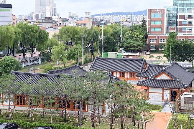 16일 개관한 팔달문화센터 전경 /수원시 제공