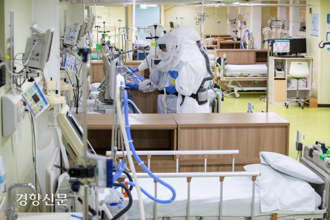 코로나19 거점전담병원으로 지정된 혜민병원 중환자실에서 의료진이 업무를 보고 있다. 김기남 기자