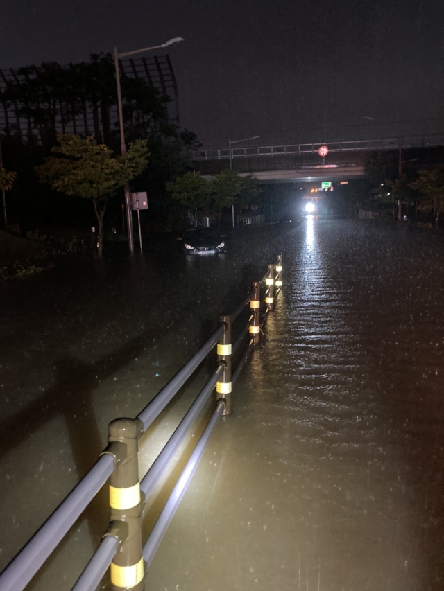 전북에 폭우가 쏟아진 16일 오전 완주군 이서면 농촌진흥청 인근의 도로가 침수돼 있다. 전북소방본부 제공