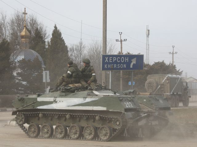 지난 2월 우크라이나와 국경을 접한 크림반도의 아르미얀스키에서 흰색으로 'Z'자가 표시된 러시아군 장갑차가 이동하고 있다. 로이터연합뉴스
