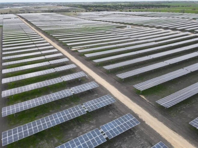 한화큐셀이 건설해 운영 중인 미국 텍사스주 168MW급 태양광 발전소/사진제공=한화솔루션