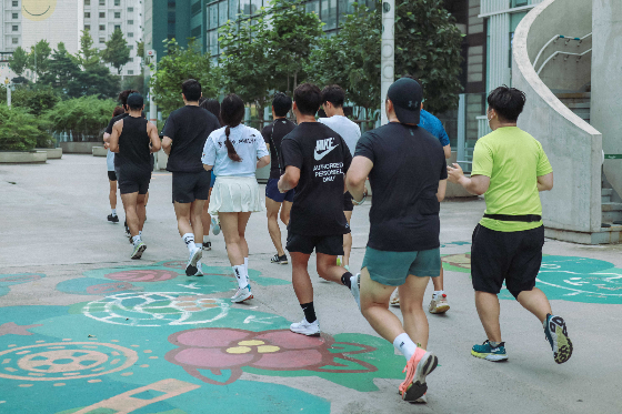 '페어플레이' 광복절 기념 달리기 이벤트 참가자들이 8.15Km 서울 시내를 달리고 있다/사진제공=알앤원