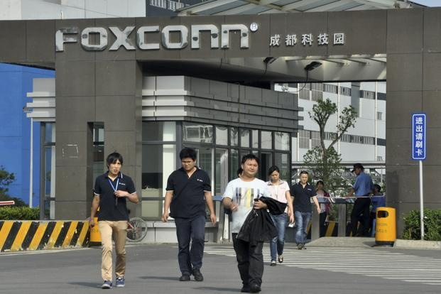 애플 협력사 폭스콘의 중국 쓰촨성 청두 공장 직원들 /로이터=뉴스1