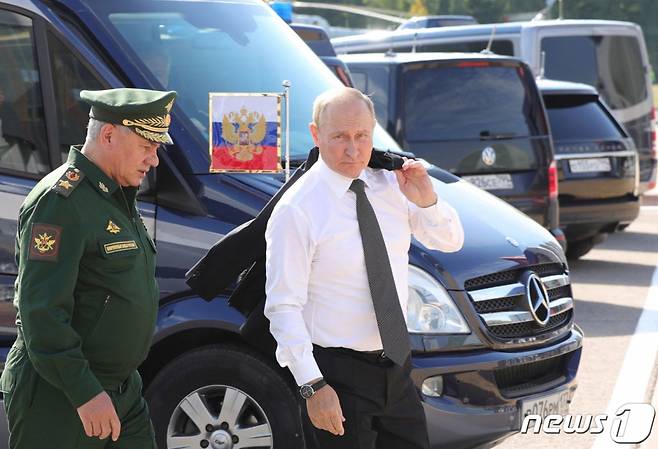 블라디미르 푸틴 러시아 대통령이 15일(현지시간) 모스크바 인근 쿠빈카에서 열린 방위 산업 전시회인 육군 2022 포럼 개막식에 세르게이 쇼이구 국방장관과 도착을 하고 있다.  /AFPBBNews=뉴스1