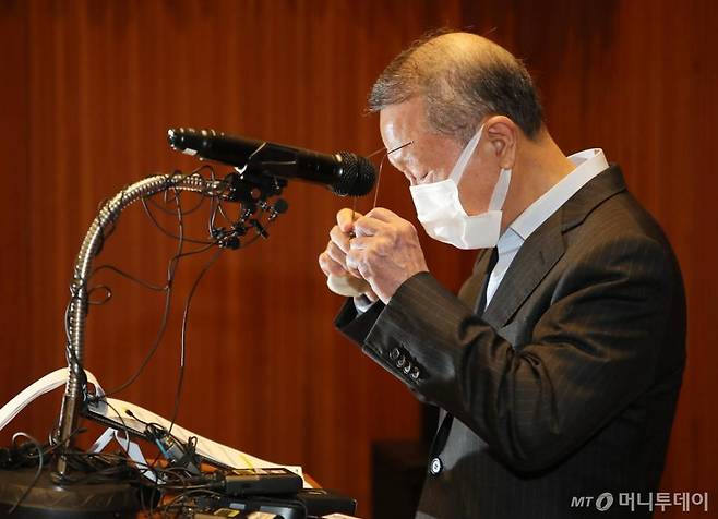 홍원식 남양유업 회장이 4일 오전 서울 강남구 남양유업 본사에서 '불가리스 사태'와 관련 대국민 사과 기자회견을 하고 있다. 남양유업은 지난달 '코로나 시대 항바이러스 식품 개발' 심포지엄에서 불가리스 제품이 코로나19를 77.8% 저감하는 효과를 확인했다고 발표했다. 그러나 해당 연구 결과는 동물의 '세포단계' 실험 결과를 과장해 발표한 것으로 알려져 논란을 빚었다. 이에 홍원식 남양유업 회장은 이날 대국민 사과 기자회견을 통해 사임 의사를 밝혔다. /사진=김휘선 기자 hwijpg@