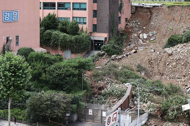 10일 오후 서울 동작구 경문고등학교 측면이 폭우로 인한 산사태로 무너져 있다. 동작구는 중부지방에 큰 비가 내린 지난 이틀 간 서울시 자치구 중 가장 많은 524.5mm에 달하는 누적 강우량을 기록했다. [연합]