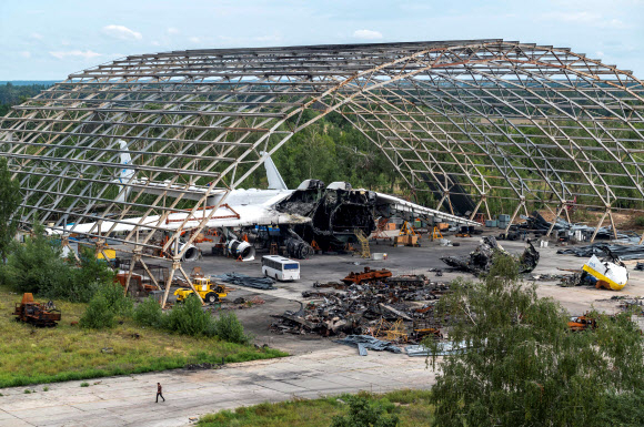 파괴된 세계 최대 수송기 ‘안토노프-225 므리야’(AN-225)의 잔해. [키이우 로이터 연합뉴스]