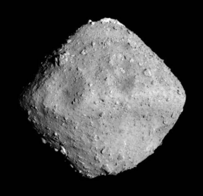 일본 소행성 탐사선 하야부사 2호가 2018년 6월 20km 거리에서 촬영한 소행성 류구. 우주항공연구개발기구(JAXA)