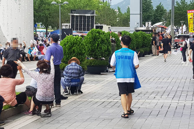 파란조끼를 입은 자원봉사자가 헌금을 걷으러 다니는 모습. 류재민 기자