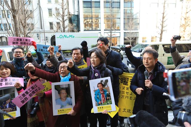 강제동원 피해자인 양금덕 할머니가 ‘금요행동 집회’ 500회를 맞은 2020년 1월 일본 도쿄 미쓰비시중공업 본사 앞에서 대법원 판결 이행을 촉구하고 있다.근로정신대할머니와함께하는시민모임 제공