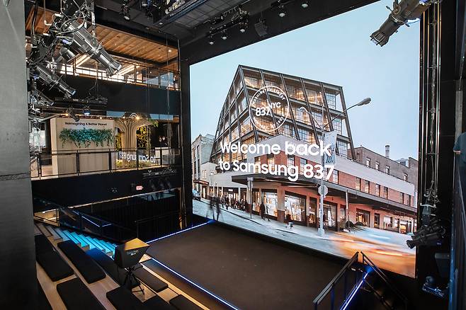 삼성837 정중앙에 위치한 거대 스크린. 삼성전자 제공