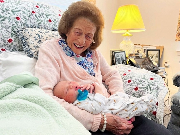 미국에서 보기 드문 대가족이 탄생했다. NBC필라델피아는 9일(이하 현지시간) 필라델피아주 몽고메리 카운티에 사는 마거릿 콜러 할머니가 100번째 증손자를 얻었다고 전했다.
