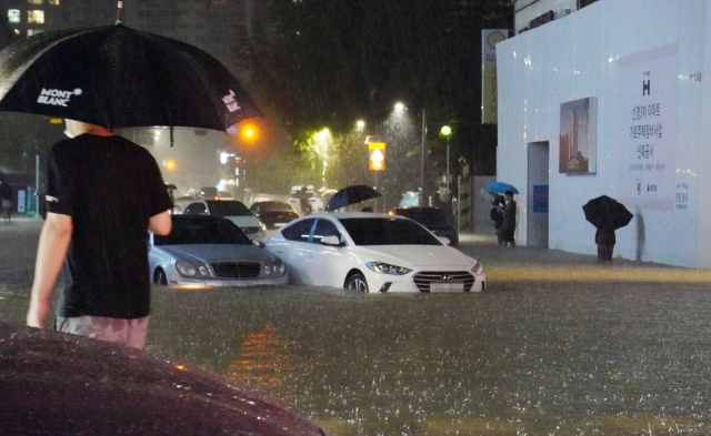 지난 8일 저녁 서울 강남구 대치동 은마아파트 부근 도로가 물에 잠겨 있다. 연합뉴스