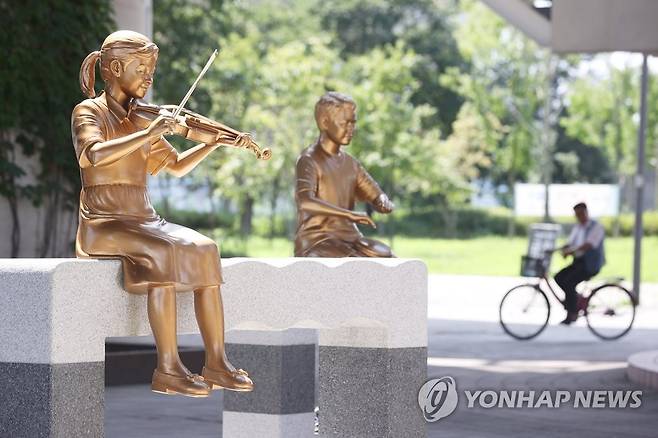 지붕 없는 미술관 (서울=연합뉴스) 강민지 기자 = 16일 오후 서울 광진구 뚝섬한강공원에 2022한강조각프로젝트 '낙락유람' 출품 작품이 전시되어 있다. 뚝섬한강공원, 여의한강공원, 반포한강공원에서 진행되는 전시는 오는 20일부터 개막한다.
2022.8.16 mjkang@yna.co.kr