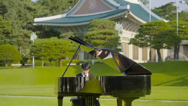 문화체육관광부가 17일 윤석열 대통령 취임 100일을 맞아 용산 시대의 새로운 시작을 알리는 ‘새 시작, 새 울림’ 영상 제작해 공개했다. 사진은 ‘새 시작, 새 울림’ 영상 주요 장면(사진=문체부).